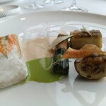 フィリップ・ミル 東京 - 花ズッキーニを纏った天然鱸　野菜のファルシー　オゼイユとシャンパンソース