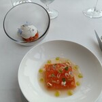 フィリップ・ミル 東京 - ・燻製マリネした富士山サーモン　トマトのジュレ ・マスのタルタルとトマトのエスプーマ