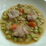 フィリップ・ミル 東京 - オニオンのロワイヤル　枝豆　蛤と雲丹　リュバーブとラディッシュのコポー