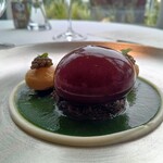 フィリップ・ミル 東京 - スペシャリテ 赤ワインを纏った半熟卵　ポム・ﾄﾞフィーヌとオシェトラキャビア
