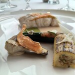 フィリップ・ミル 東京 - 花ズッキーニを纏った天然鱸　野菜のファルシー　オゼイユとシャンパンソース