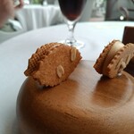 フィリップ・ミル 東京 - 全粒粉のサブレ、キャラメルクリームサンド