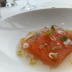 フィリップ・ミル 東京 - 燻製マリネした富士山サーモン　トマトのジュレ