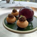 フィリップ・ミル 東京 - スペシャリテ 赤ワインを纏った半熟卵　ポム・ﾄﾞフィーヌとオシェトラキャビア