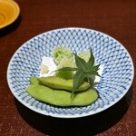 鳥匠 いし井 - 奥：新銀杏の微塵粉揚げ　手前：枝豆