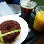 タリーズコーヒー＆ティー 博多駅マイング店 - ドーナツ。アイスコーヒー。マンゴーのジュース。