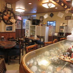 お食事処 こづち - 手前にテーブル席・奥にカウンター席・左奥に個室も有ります♪︎。