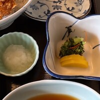 てんぷら天松 日本橋店 - お新香、天つゆ、大根おろし