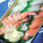 幸ちゃん寿司 - 鮭、鯵、海老、平目、真鯛、納豆巻き。