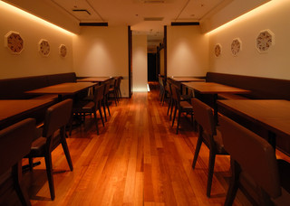 Honkaku Kankoku Ryouri Hanguru Taiga- - 一組30名様迄可能の広々としたメインダイニングルーム。最大50名様までのパーティ・ご宴会を承ります。