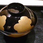 一献 - 椀にちゃんと霧吹きがされているところがいい。