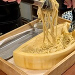 横浜みかん - うにをまとったパスタをチーズに絡める