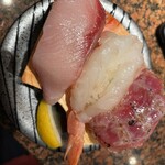 回転すし北海道 - 本日のおすすめ三巻(ブリ、エビ、マグロの岩塩炙り)