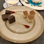 スープとカレー ボンジョルネ - ●小菓子
      フィナンシェ
      チョコブラウニー