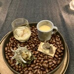 スープとカレー ボンジョルネ - ●Amuse盛り合わせ
      炙りとうもろこしととうもろこしピュレ・白ワインジュレ
      にんじんプリン
      トリュフのサブレ
      サザエのバター焼き