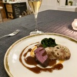 スープとカレー ボンジョルネ - ●ヴィアンド（肉のメイン）
      エゾ鹿もも肉のポワレ
      ポワブラードソース
      レンコン・玉ねぎ