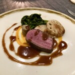 スープとカレー ボンジョルネ - ●ヴィアンド（肉のメイン）
      エゾ鹿もも肉のポワレ
      ポワブラードソース
      レンコン・玉ねぎ