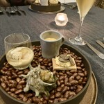 スープとカレー ボンジョルネ - ●Amuse盛り合わせ
      炙りとうもろこしととうもろこしピュレ・白ワインジュレ
      にんじんプリン
      トリュフのサブレ
      サザエのバター焼き