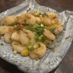 バール 青ィ印 - イカとエビのニンニクバター醤油炒め