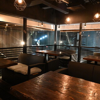 リゾートホテルのバーをオシャレすぎる居酒屋に