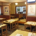 江戸屋 - 店内　壁には越前市三大グルメのポスターがはって有ります。