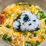 麺紡 - ニラ玉肉味噌スープにわかめおむすび投入