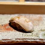 匠 進吾 - 進吾さんには珍しい、牡蠣の握り。
      サイズ、味のノリ具合、酢〆の塩梅、ともに握りでいただくのに、ほど良い♪
      これも美味〜。