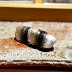 313012790 - 酢の〆具合が絶妙な塩梅のシンコ。
                        柔らかく、味わいもあって、間違いなく真夏の主役の一人ですね！
                        これも最高♪