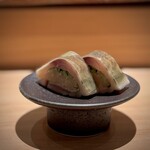 匠 進吾 - お得意の青魚シリーズ！
      今回は鯵。
      刻み生姜、胡瓜、白板昆布で、最高です♪