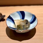 匠 進吾 - 蒸し鮑。
      鮑出汁のジュレが、旨味をさらに深めます。