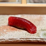 匠 進吾 - 塩釜の本鮪、赤身。