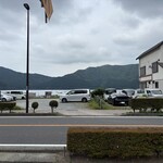 そば処みよし - 駐車場より芦ノ湖。