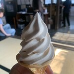 岡直三郎商店 - 料理写真:醤油ソフトクリーム¥380