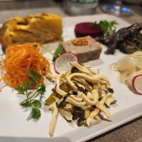 ON the TABLE CHINESE - 
