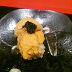 鮨処 美な味 - ウニ。自家製海苔佃煮乗せ。