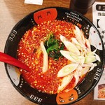 元祖トマトラーメン三味 333 モラージュ佐賀店 - ネギ追加大辛トマトラーメン。見た目はエゲツない