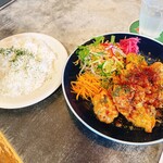 ハングアウトハングリーズ - 旦那が食べたのは甘辛唐揚げ定食