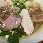 中華そば 麦笑 - 特製のチャーシューは3種に角煮。