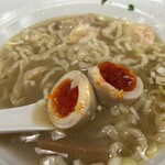 中華そば 麦笑 - 濃厚な黄身の味玉。