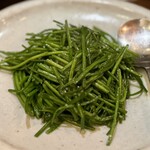 ドラゴン ショクドウ - 初めて食べた水蓮菜炒め！完全にハマってしまった！