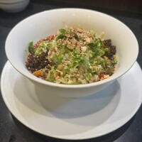 豊栄 - ナッツと超細かなネギとパクチーと酸味、少し辛みで最高