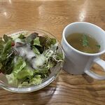 ニク サングルマン - 「グリーンサラダ」と「黒毛和牛のコラーゲンスープ」