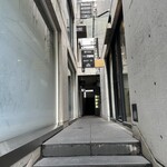 FREAK COFFEE ROASTERS - ビルの入口を進んで