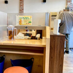 なかよし - 【店内】カウンター席、手荷物置き充実。