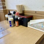 なかよし - 【店内】テーブル席、高菜漬けたっぷりセルフ