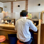 なかよし - 【店内】カウンター席、チェアー低め