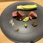 雪花菜 - トモサンカク　牛タンを
      和風の香味ソース　フランスのゲランド塩　生のグリーンペッパー　野菜味噌で