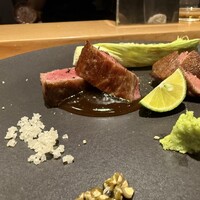 雪花菜 - トモサンカク　牛タンを
                    和風の香味ソース　フランスのゲランド塩　生のグリーンペッパー　野菜味噌で