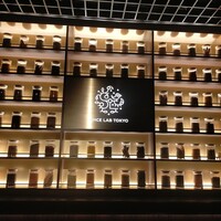 SPICE LAB TOKYO - 店内スパイスのディスプレイとお店の看板
