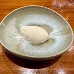 馳走西健一 - 焼津の海水を使った塩アイス　焼津の海水をふりかけて